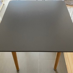 グレーカフェテーブル　スクエア型の画像