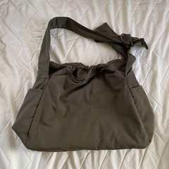 【完売品】ユニクロC ソフトパフィーショルダーバッグ　カーキの画像