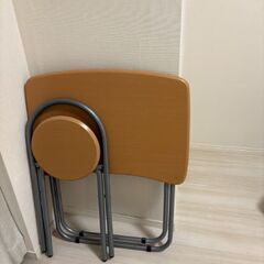折り畳みテーブルと椅子の画像