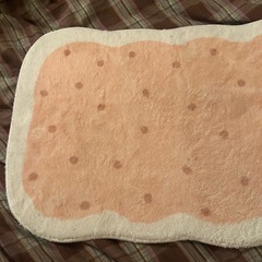 薄いオレンジ色のバスマットの画像