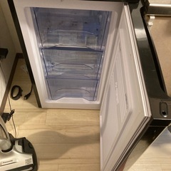 冷凍庫と掃除機の画像