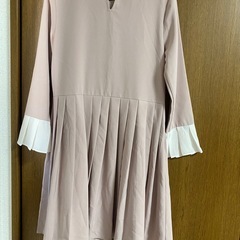 ピンクのプリーツワンピースの画像