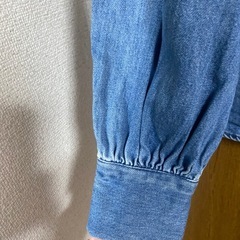 【H&M】デニムブルー フリル付き長袖シャツの画像