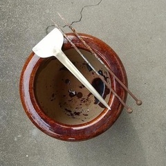 小ぶりの火鉢と土瓶のセットの画像