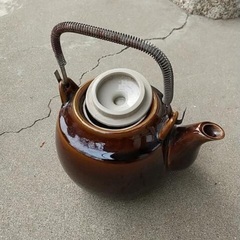 小ぶりの火鉢と土瓶のセットの画像