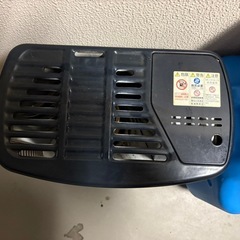 コロナ製反射ストーブと18ℓポリタンク5個の画像