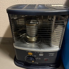 コロナ製反射ストーブと18ℓポリタンク5個の画像