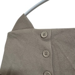 【トゥエルブアジェンダ】オフショルダー ベージュ ニット 長袖の画像