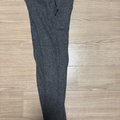 ベビーアルパカ素材、細身のパンツ
の画像