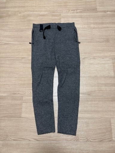 ベビーアルパカ素材、細身のパンツ