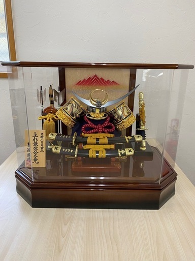 五月人形　兜　上杉謙信　ケース飾り