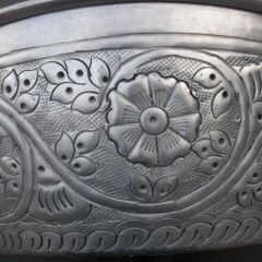 綺麗な模様が刻印された　アルミの鉢の画像