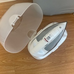 アイロンとアイロン台の画像