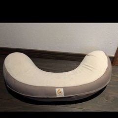 ergobaby カーブ型授乳クッション ブラウンの画像