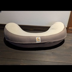 ergobaby カーブ型授乳クッション ブラウンの画像