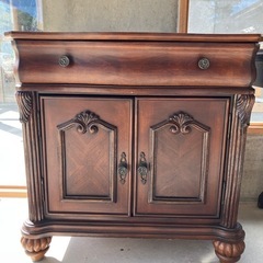 木製サイドテーブルの画像