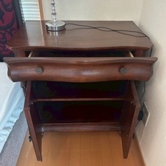 木製サイドテーブルの画像