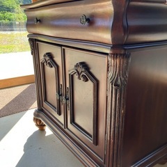 木製サイドテーブルの画像