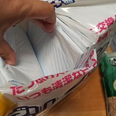ペットシートと猫砂の画像