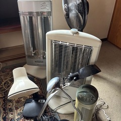扇風機、電気ヒーター、照明スタンドの画像