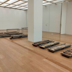 美術館で長机（折り畳み机）の移動、配置作業　他の画像
