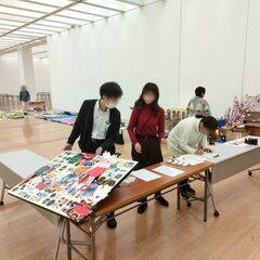 美術館で長机（折り畳み机）の移動、配置作業　他の画像