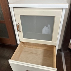 白い棚　扉付き　キャビネット　引き出しの画像
