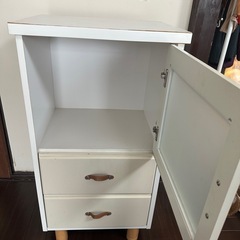 白い棚　扉付き　キャビネット　引き出しの画像