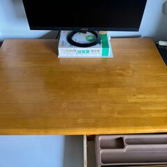 引き出し2つ付きの木製デスク。お子様に最適です。の画像