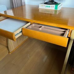 引き出し2つ付きの木製デスク。お子様に最適です。の画像
