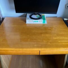 引き出し2つ付きの木製デスク。お子様に最適です。の画像