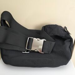 (保留中) 早い者勝ちです！ショルダーバッグ　黒　海外で買いましたの画像