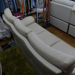 カリモク ３人掛けソファ アイボリー レザーソファー エキスパート藤沢辻堂店の画像