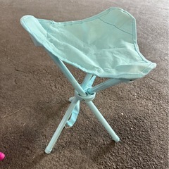 M28 折りたたみ椅子２つセット 三脚 コンパクトチェアの画像