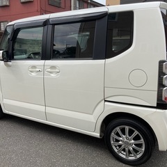 全込み超特価⭐️‼️車検8年4月まで有り⭐️‼️ディーラー1年点検実施済み⭐️‼️左パワスラ⭐️‼️ナビTV＆ETC付き⭐️‼️社外14インチアルミ＆2024年製タイヤ⭐️‼️タイミングチェーンエンジン⭐️‼️安心の修復歴無し⭐️‼️25年式⭐️N-BOX⭐️人気のパールホワイト⭐️スマートキー⭐️オートエアコン⭐️ベンチシート⭐️『令和7年度自動車税も、リサイクル料も、全てコミコミの超特価』‼️『更に千葉＆成田ナンバー管轄は名変代行無料サービス』‼️『圧倒的な安さ』‼️『超激安早い者勝ち』‼️の画像