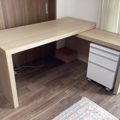 IKEAのパソコンデスクと書類ラック