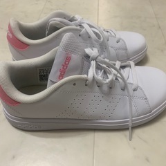 adidas スニーカーの画像