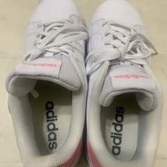 adidas スニーカーの画像