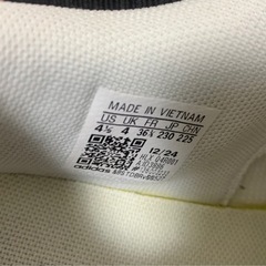 adidas スニーカーの画像