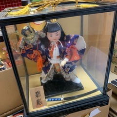 兜と人形の画像