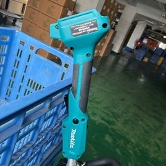壊れた野菜コンテナと、草刈機
の画像