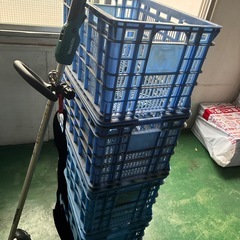 壊れた野菜コンテナと、草刈機
の画像