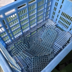 壊れた野菜コンテナと、草刈機
の画像