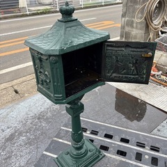 クラシックなデザインの**スタンド型郵便受け（メールボックス）です。の画像