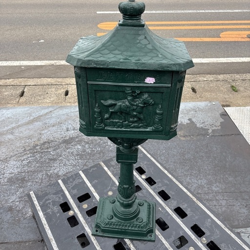 クラシックなデザインの**スタンド型郵便受け（メールボックス）です。
