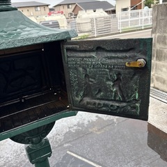 クラシックなデザインの**スタンド型郵便受け（メールボックス）です。の画像