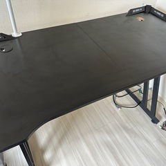 ゲーミングPCデスクの画像