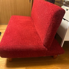 2way赤地ソファーの画像