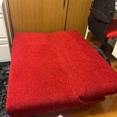 2way赤地ソファーの画像