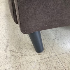 脚が壊れている。ソファーの画像